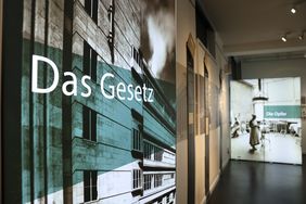 Gemeinsam mit dem Stadtarchiv und in Zusammenarbeit mit dem Gesundheitsamt zeigt die Mahn- und Gedenkstätte vom 1. Februar bis 6. Juni die Sonderausstellung "zwangs sterilisiert. Eingriffe in die Menschenwürde in Düsseldorf 1934-1945"