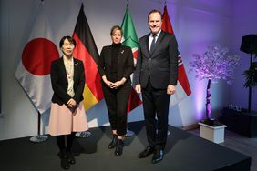 Oberbürgermeister Dr. Stephan Keller, Mona Neubaur, NRW-Ministerin für Wirtschaft, Industrie, Klimaschutz und Energie, sowie die japanische Generalkonsulin Setsuko Kawahara begrüßten die Gäste beim Empfang. Foto: Young