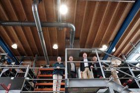 Stellten Einzelheiten zum energetischen Umbau des Hauptbetriebshofes des Gartenamtes vor: (v.r.) Doreen Kerler, Leiterin Amt für Gebäudemanagement, Oberbürgermeister Dr. Stephan Keller, Beigeordneter Jochen Kral und Doris Törkel, Leiterin Gartenamt. Foto: Michael Gstettenbauer