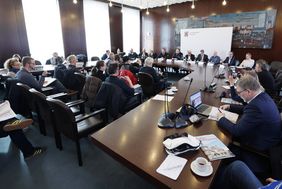 Viele Medienvertreter interessierten sich für das Pressegespräch mit CC, Landeshauptstadt und Polizei im Rathaus. Foto: David Young