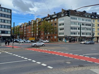 Foto von der Kreuzung Oberbilker Allee/Kruppstraße, auf der die Rotmarkierug aufgebracht wird.