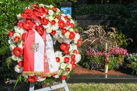 OB Geisel legte am 2. September auf dem Nordfriedhof in Anwesenheit der Familie am Ehrengrab von Joachim Erwin einen Kranz nieder.