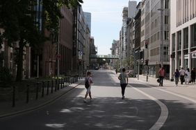 Die Straßen in der Innenstadt gehörten am Sonntag, 15. September, ganz den Fußgängern, Rad- und Rollerfahrern sowie den Besuchern der Feste von Weltkindertag, Hohe-Straßen-Fest und Fischmarkt. Foto: Ingo Lammert