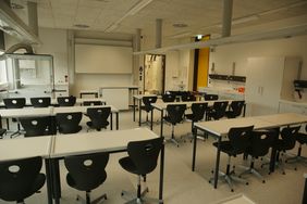 Den Schülerinnen und Schülern stehen an der Rosmarinstraße neue naturwissenschaftliche Räume für Biologie, Physik und Chemie zur Verfügung. Foto: David Young