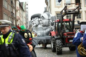 Die Mottowagen thematisierten unter anderem  die neue Doppelspitze der SPD; Foto: Melanie Zanin