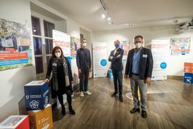Ausstellungseröffnung "17 Ziele für nachhaltige Entwicklung der Agenda 2030" im Rathaus mit Umweltdezernentin Helga Stulgies, Norman Voigt, Umweltamt, Bürgermeister Josef Hinkel und Umweltamtsleiter Thomas Loosen (v.l.). Foto: Michael Gstettenbauer