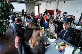 Die Betriebe stellten in den Räumen des Unternehmens Schulz & Sohn GmbH Chemie-Erzeugnisse  vor, was sie bisher im Rahmen des Ökoprofit-Projekts erreicht haben und welche Ideen sie noch umsetzen möchten. Foto: Michael Gstettenbauer