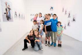 Projekt-Teilnehmende bei der Finissage: Das Foto- und Kunstprojekt "FREUnDE" der kulturpädagogischen Einrichtung "BauKinderKultur" fand im Salzmannbau in den Sommerferien statt. Foto: Gstettenbauer