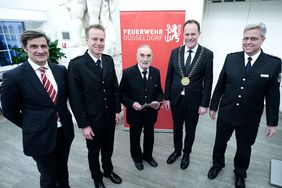 Verleihung der Ehrenzeichen für die Freiwillige Feuerwehr: v.l. Feuerwehrdezernent Christian Zaum, Feuerwehrchef David von der Lieth, Willi Höller (70 Jahre), OB Dr. Stephan Keller und Felix Heidemeyer (Sprecher FF), Foto: Gstettenbauer
