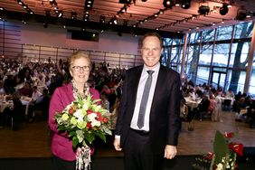 OB Dr. Stephan Keller beglückwünschte Eva Bernert, Amt für Schule und Bildung, nicht nur zu ihrem 25-jährigen Dienstjubiläum, sondern auch zu ihren (64.) Geburtstag. Foto: Lammert