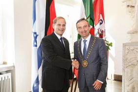 Oberbürgermeister Thomas Geisel mit dem israelischen Botschafter Yakov Hadas-Handelsman (links) im Jan-Wellem-Saal des Rathauses, Foto: Melanie Zanin.