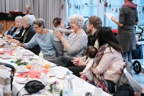 Für mehr als 9.000 gestrickte Söckchen, die der Elternbesuchsdienst inzwischen an Eltern von erstgeborenen Babys überreichen konnte, wurde den strickenden Seniorinnen und Senioren bei einem Adventkaffee gedankt. Foto: Michael Gstettenbauer