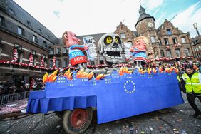 "Düsseldorf - gemeinsam jeck" - die Karnevalisten in der Landeshauptstadt feiern ihren Rosenmontagszug 2019. Foto: Melanie Zanin