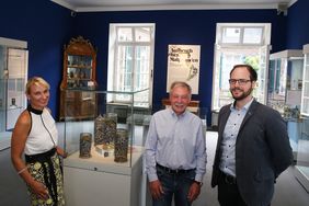 Direktorin Dr. Daniela Antonin, Leihgeber Dr. Hans-Jürgen Schicker (M.) und Kurator Thomas Belz vor den Reichsadlerhumpen mit Wappen. Das älteste Ausstellungsstück der Humpen ist von 1510; Foto: Lammert