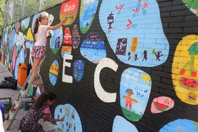 An der Gemeinschaftsgrundschule Sonnenstraße führte die Awo im Rahmen des OGS-Ferienangebotes einen Projekttag zum Thema "Kinderrechte" durch. Dabei wurde eine Wand des Schulhofs von den Kindern künstlerisch gestaltet; Foto: Lammert