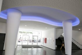 Der Deckenbereich im Eingangsbereich kann per LED-Leuchte in verschiedenen Farben erstrahlen.