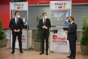 Bundesgesundheitsminister Jens Spahn, Oberbürgermeister Dr. Stephan Keller und Ministerpräsident Armin Laschet im Check-In-Bereich des Impfzentrums Düsseldorf; Foto: Young