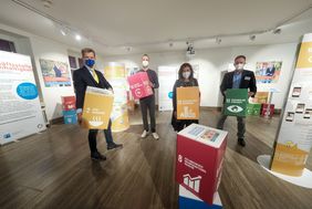 Ausstellungseröffnung "17 Ziele für nachhaltige Entwicklung der Agenda 2030" im Rathaus mit Bürgermeister Josef Hinkel, Norman Voigt, Umweltamt, Umweltdezernentin Helga Stulgies und Umweltamtsleiter Thomas Loosen (v.l.). Foto: Michael Gstettenbauer