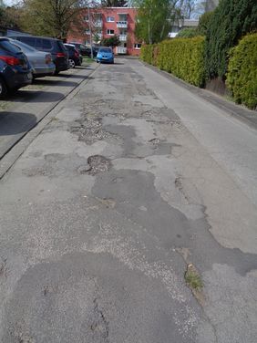 Mit einer dünnen Asphaltschicht in Kaltbauweise (DSK) werden in den Stadtteilen Gerresheim, Benrath und Hassels acht Straßen in Teilen oder auf der gesamten Länge saniert. Foto: Amt für Verkehrsmanagement