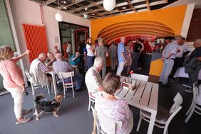 Das neugestaltete Café Süd im Kulturhaus Süd wurde am Freitag, 11. August, von Stadtdirektor Burkhard Hintzsche wiedereröffnet, © Landeshauptstadt Düsseldorf/David Young