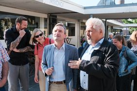 Oberbürgermeister Thomas Geisel beim Stadtteilrundgang mit Bezirksverwaltungsstellenleiter Uwe Sandt vor dem 33. OB-Dialog in Garath.