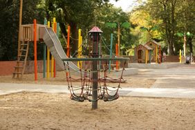 Schaukeln, Klettern und Matschen unter Palmen: Kinderspielplatz Emmastraße eröffnet. Foto: David Young