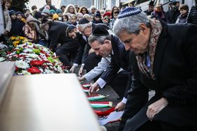 Vor der Gedenkveranstaltung zum Novemberpogrom 1938 wurde ein Kranz am ehemaligen Standort der Düsseldorfer Synagoge (Kasernenstraße/Ecke Siegfried-Klein-Straße) niedergelegt. Dort wurden ein Gebet gesprochen und eine Schweigeminute abgehalten. Foto: Melanie Zanin