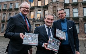 OB Thomas Geisel stellte sein Buch zusammen mit Jürgen Kron, Geschäftsführer des Droste Verlages, (links) und Autor Jens Prüss (rechts) im Rathaus vor. Foto: Michael Gstettenbauer
