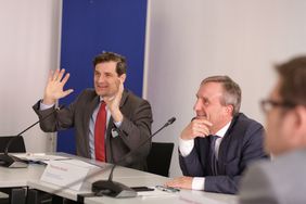 Szene aus der Pressekonferenz: Oberbürgermeister Thomas Geisel und Ordnungsdezernent Christian Zaum gehen auf Nachfragen der Medien ein. Foto: Ingo Lammert