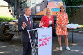 Oberbürgermeister Thomas Geisel bei seiner Rede mit Annemiek Hoogenboom und Sabine Tüllmann