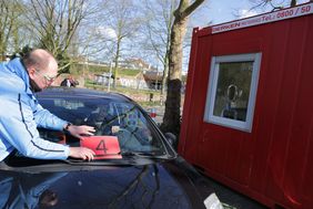 Weiterleitung zum Corona-Test: Nach der Anmeldung im Drive-In-Diagnose-Center wird der Pkw einer Fahrspur zugewiesen; Foto: Ingo Lammert