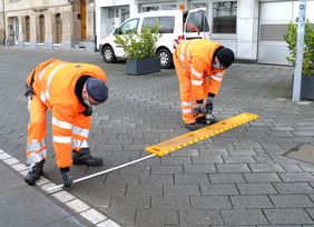 Die Warnschwellen werden passgenau angebracht. Foto: Wilfried Meyer