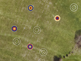Farbige Markierungen auf einer Golfplatzwiese. Foto: Aerowest GmbH
