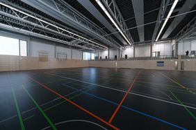 In der neuen Sporthalle des Cecilien-Gymnasiums befinden sich eine Sportfläche mit 1.230 Quadratmetern, ein 150 Quadratmeter großer Gymnastikraum, Umkleiden, Duschen und WCs sowie eine Zuschauertribüne für 190 Zuschauer; © Landeshauptstadt Düsseldorf/Michael Gstettenbauer