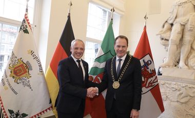 Bürgermeister Roman Klitschuk (l.) mit OB Dr. Stephan Keller beim Empfang anlässlich des einjährigen Bestehens der Städtepartnerschaft zwischen Düsseldorf und Czernowitz.