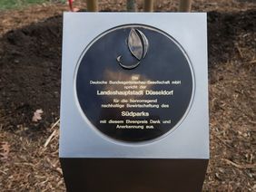 Diese Stele weist nun auf die Auszeichnung für die "hervorragend nachhaltige Parkbewirtschaftung" des ehemaligen Buga-Geländes in Düsseldorf hin. Foto: Meyer