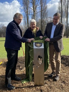 Enthüllten die Stele, die auf die Auszeichnung für die Pflege des Südparks hinweist (v.l.): Beigeordneter Jochen Kral, Gartenamtsleiterin Doris Törkel und DBG-Vorsitzender Hajo Hinrichs. Foto: Buch