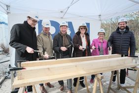 (v.l.): IPM-Aufsichtsratsvorsitzender Thorsten Graeßner, Karl Heuck GmbH-GF Thomas Kolb, Stadtdirektor Burkhard Hintzsche, die stellv. Schulleiterin Jana Heldt, Amtsleiterin Dagmar Wandt und IPM-GF Michael Köhler. Fotos: Gstettenbauer