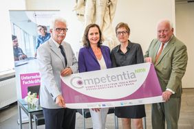 V.l.: Landrat Thomas Hendele, Dorothea Körfers, Leiterin des Kompetenzzentrums Frau und Beruf Düsseldorf und Kreis Mettmann, ZWD-Geschäftsführerin Claudia Diederich und Bürgermeister Friedrich G. Conzen. Foto: Zanin