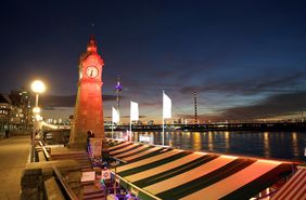 Rheinpegeluhr bei Nacht