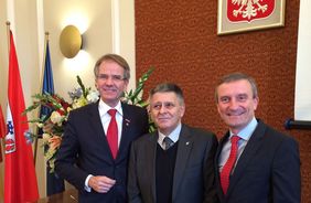 Oberbürgermeister Geisel (r.), Warschausbürgermeister für Bildung Wlodzimierz Paszynski (M.) und Andreas Ehlert (Handwerkskammer Düsseldorf) bei der Konferenz zur dualen Berufsausbildung,(c)Landeshauptstadt Düsseldorf/K. Jäckel-Engstfeld