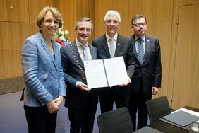von links: Die französischen Botschafterin Anne-Marie Descôtes, Oberbürgermeister Thomas Geisel, Jean-Claude Dardelet, Vize-Präsident der Metropolregion Toulouse und der französische Generalkonsul in Düsseldorf, Vincent Muller. Foto: Michael Gstette