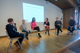 Schüler Paul und Schülerin Floe nahmen an der Podiumsdiskussion mit Schulamtsdirektorin Ursula Platen, Schulleiterin Astrid Zörner, Stadtdirektor Burkhard Hintzsche und dem Medienbeauftragten der Schule Alexander Grote (v. l.) teil. Foto: M. Gstettenba