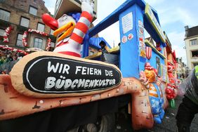 "Düsseldorf - gemeinsam jeck" - die Karnevalisten in der Landeshauptstadt feiern ihren Rosenmontagszug 2019. Foto: Melanie Zanin