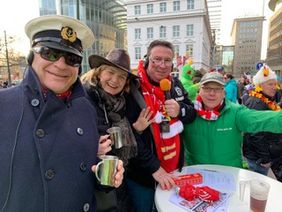 Fortuna Blindenreporter Frank Breuers (3.v.l.) übernahm ehrenamtlich die Moderation für die Inklusionstribüne. Foto: Stadt