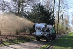 Ein Klein-Lkw mit speziellem Gebläse bringt den Kalk von den Wegen aus bis zu 60 Meter tief in den Wald ein. Foto: Ingo Lammert