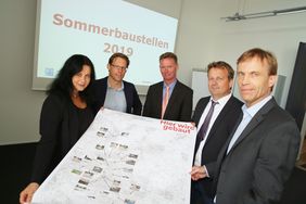 Stellten Einzelheiten zu den Sommerbaustellen 2019 vor: Verkehrsdezernentin Cornelia Zuschke mit Andreas Schmitz, Ingo Pähler, Ralf Poppenborg und Jens Kuessner vom Amt für Verkehrsmanagement (v.l.). Foto: Ingo Lammert