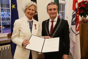 Waltraud Wülfing hat im Rahmen eines Empfangs im Rathaus die Verdienstmedaille von Oberbürgermeister Thomas Geisel überreicht bekommen; Foto: Young