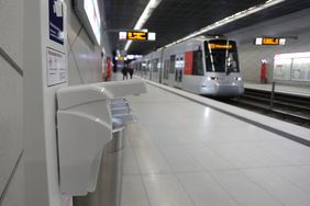 51 Desinfektionsmittelspender stehen an allen unterirdischen Haltestellen der Rheinbahn wie hier am U-Bahnhof Schadowstraße. Foto: David Young