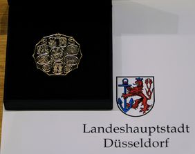 Die Verdienstplakette des Rates, mit der am 10. Dezember drei frühere Ratsmitglieder ausgezeichnet worden sind; Foto: Gstettenbaur